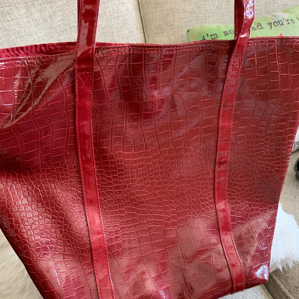 Red patten leather animal print tote w/ clasp, zipper & pocket. Good condition.